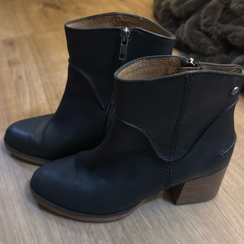Size 7 UGG black zip up booties